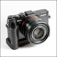 写真家 礒村浩一さん>OLYMPUS PEN-F専用グリップ付きカメラ 写真家 礒村浩一さん>OLYMPUS PEN-F専用グリップ付きカメラ